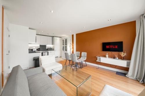 Spacious 2BR 2BA Ground Floor Apartment in RG2 Ideal for Contractors & Business Stays FREE Parking & Sleeps Up To 7 — 4-Star Luxury Hotel in Reading, United Kingdom