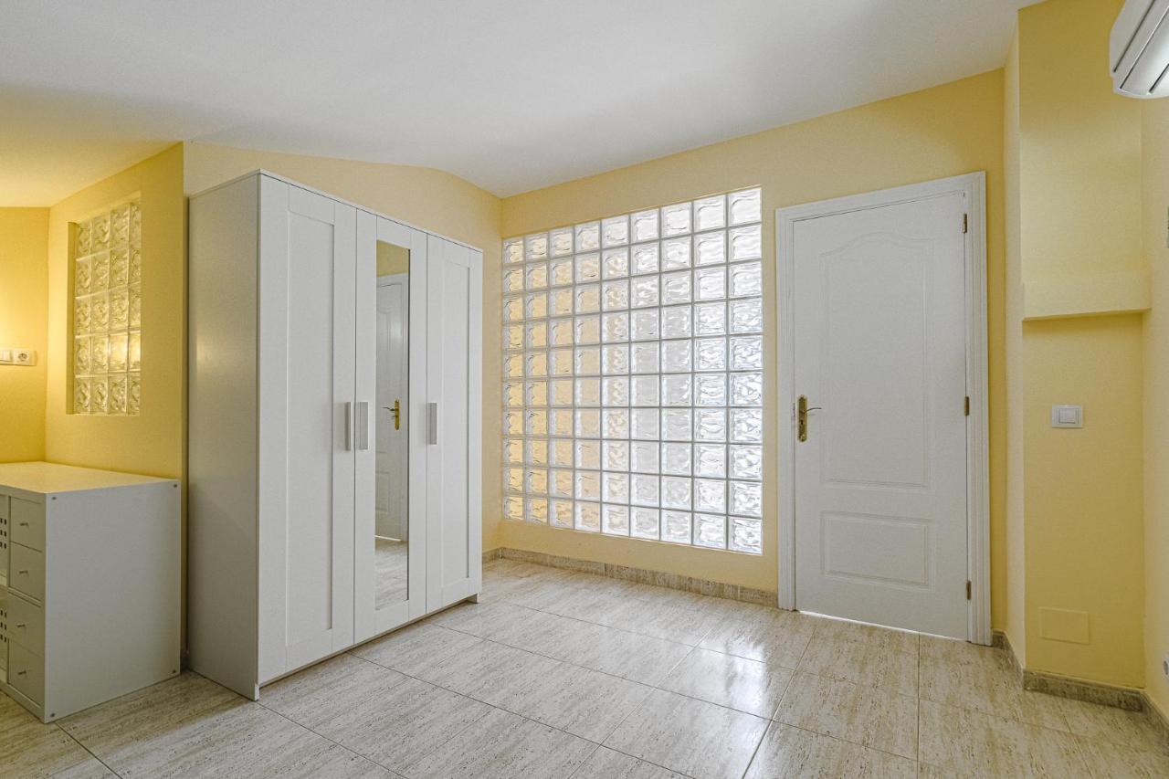Red Large Family Apartment Three Floors 10 Guests — 4-Star Luxury Hotel in Adeje, Spain