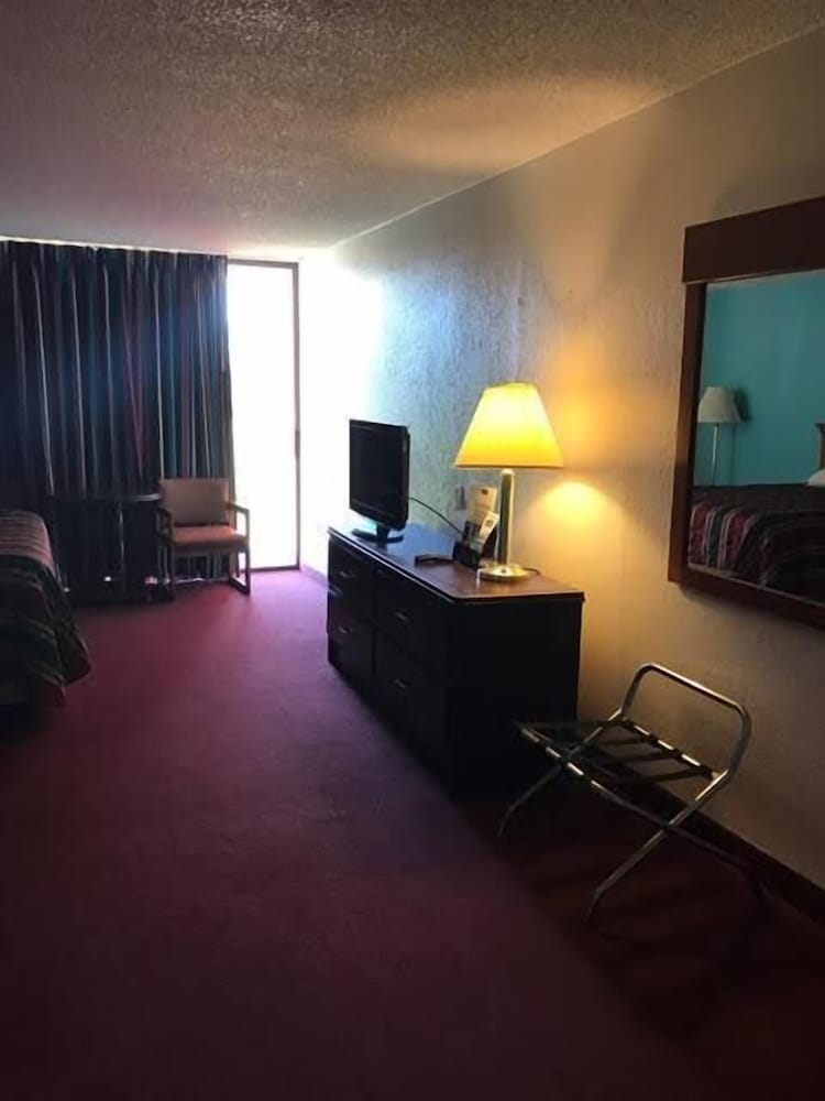 Howard Johnson by Wyndham Winter Haven FL - photo 24