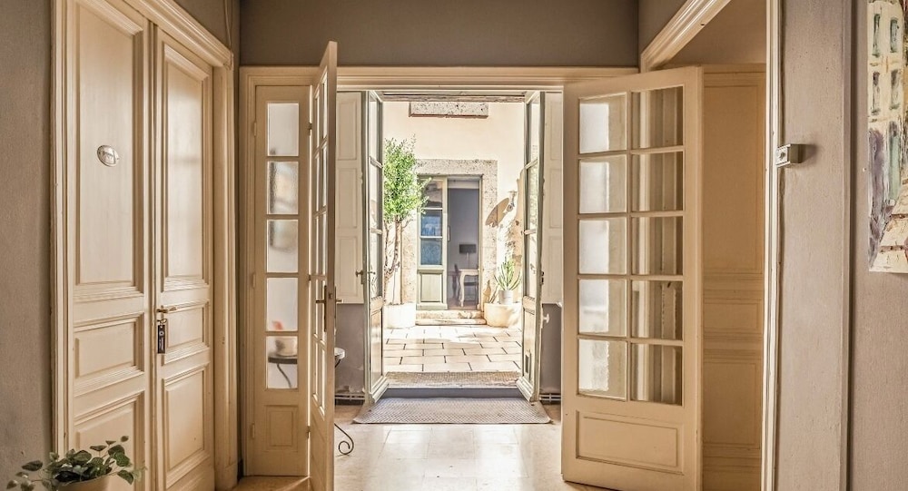 Logement Touristique Villa Eugénie — 4-Star Luxury Hotel in Lezignan-Corbieres, France