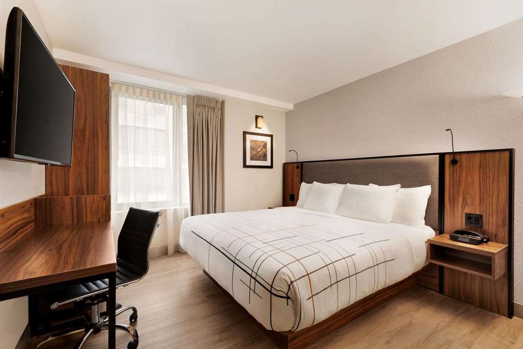 La Quinta Inn & Suites by Wyndham Times Square South - photo 13