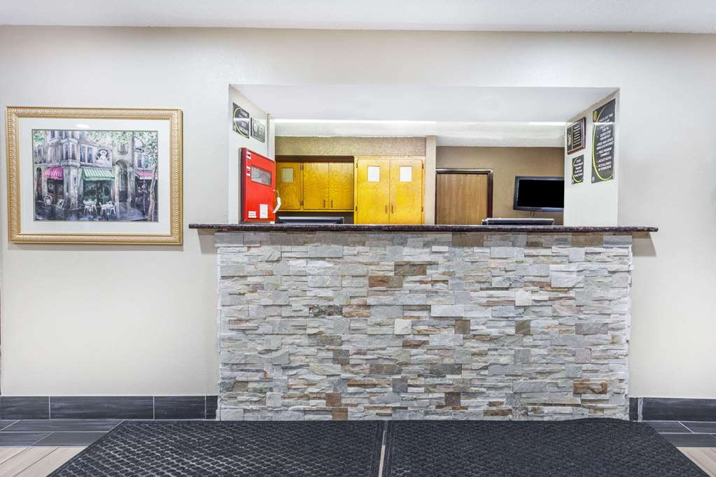 Super 8 by Wyndham Sterling Heights Detroit Area - photo 2