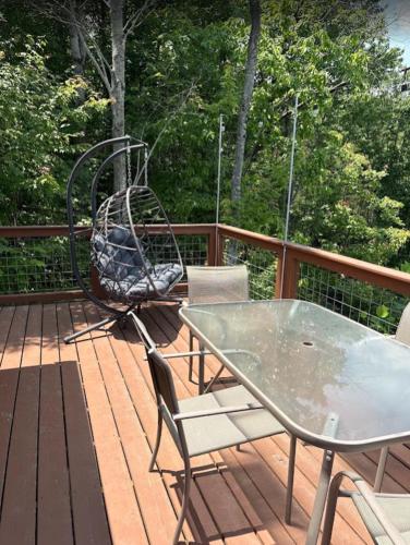 Secluded Cozy Cabin Yet Only 10 min to Parkway Mt View Hot Tub Hammock — 4-Star Luxury Hotel in Sevierville, United States