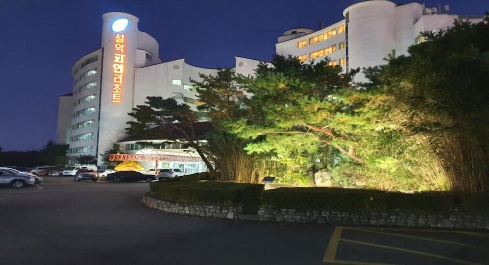 Seorak Pine Resort in Sokcho, South Korea