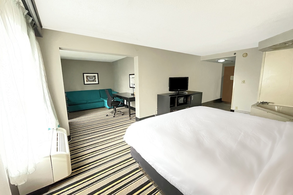 La Quinta Inn & Suites by Wyndham Jackson North - photo 18