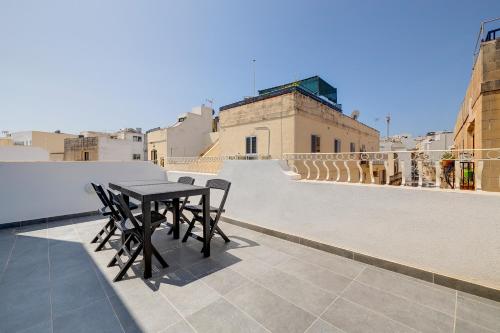 Stunning 2BR Holiday Penthouse in Central Sliema — 4-Star Luxury Hotel in Sliema, Malta
