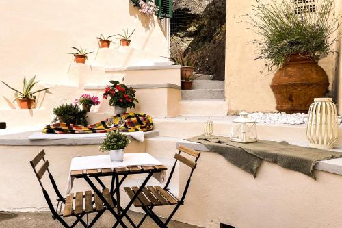 Casa storica con terrazzo — 4-Star Luxury Hotel in Castellina Marittima, Italy