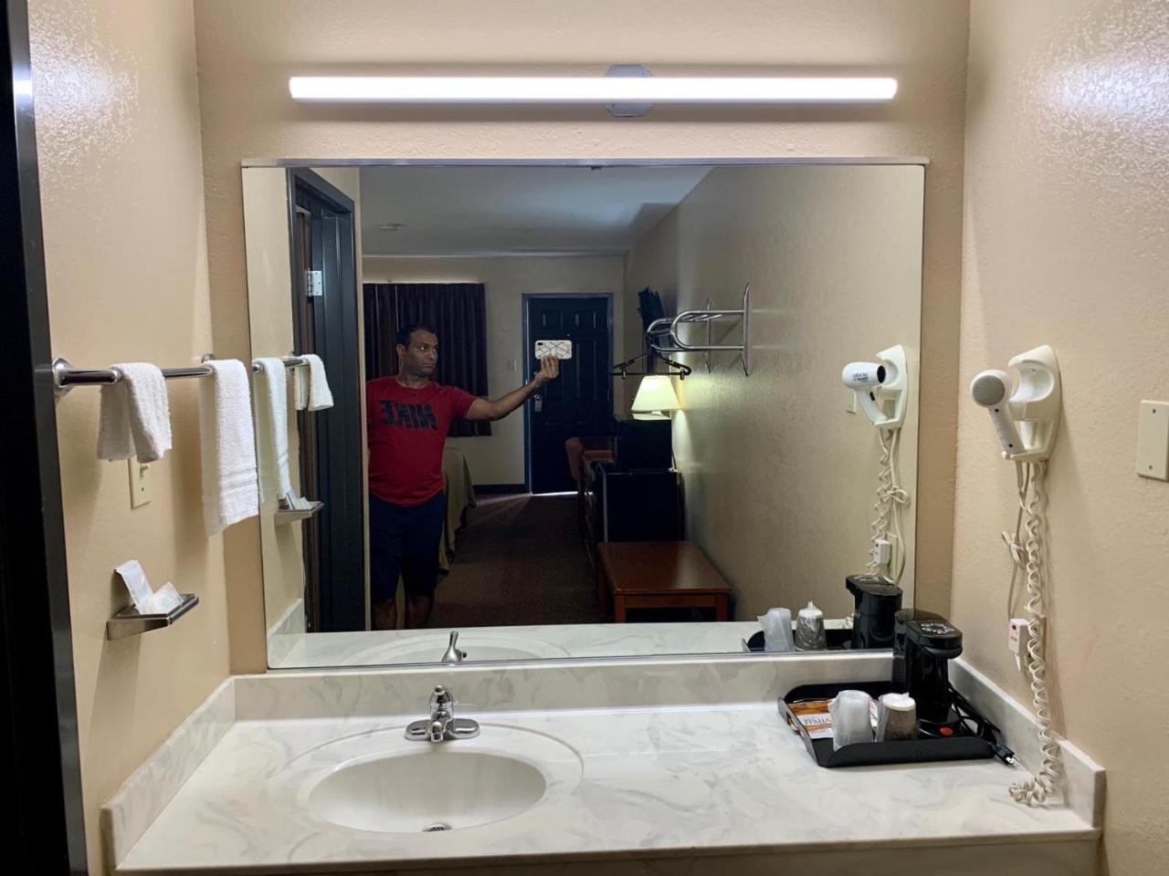 Owensville Motor Inn - photo 3