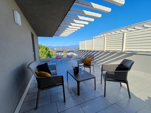 The Jazz Terrace Relaxing Place with Pool — 4-Star Luxury Hotel in Peschiera Del Garda, Italy