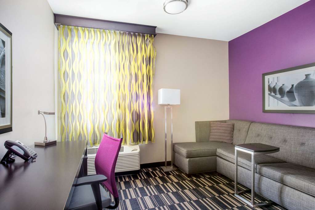 La Quinta Inn & Suites by Wyndham McAllen Convention Center - photo 26