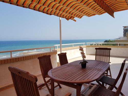 Cala Blanca 2 Frontal al Mar — 4-Star Luxury Hotel in Oropesa Del Mar, Spain