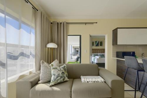Chic & Cozy Apartment with Pool Gym & Balcony The Sandown