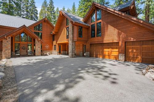 Spectacular low elevation home at its finest — 4-Star Luxury Hotel in Incline Village, United States