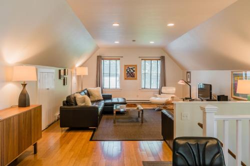 The Carriage House Loft — 5-Star Luxury Hotel in Kingston, United States