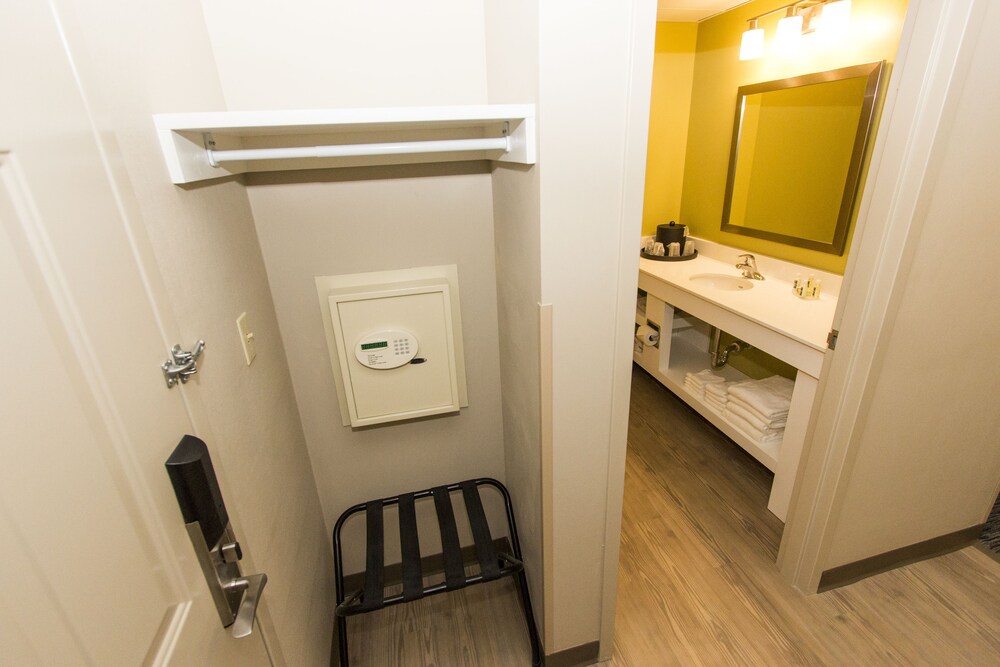 Cedar Point's Express Hotel - photo 14