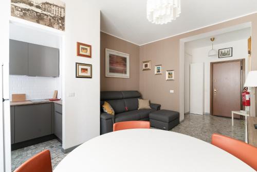 GuestHost M1 Pasteur Apartment with Balcony — 4-Star Luxury Hotel in Milan, Italy