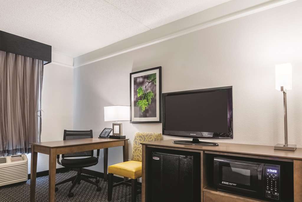 La Quinta Inn & Suites by Wyndham Alexandria Airport - photo 25