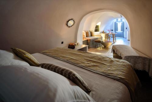 Cave house mARTrona — 4-Star Luxury Hotel in Oia, Greece