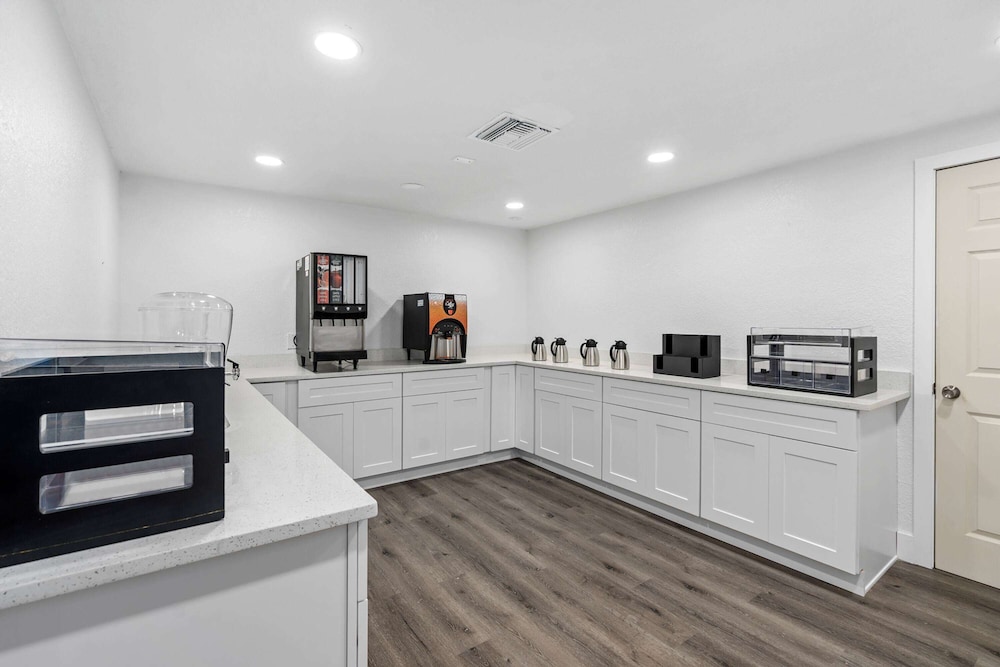 Super 8 by Wyndham Kissimmee Orlando - photo 42