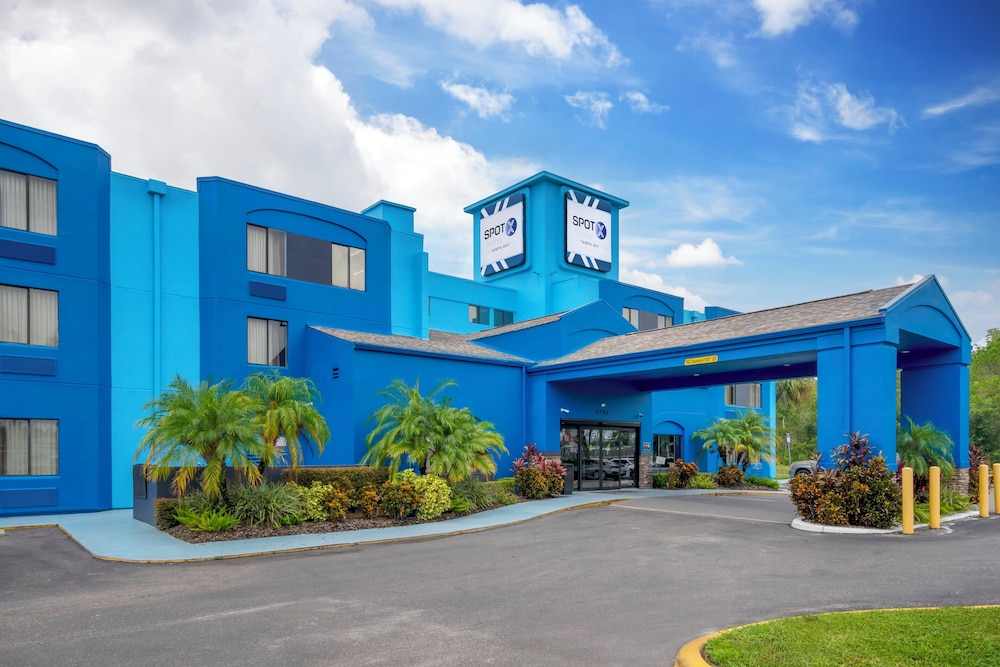 SPOT X Hotel Tampa Wesley Chapel by The Red Collection - carbon neutral hotel in Wesley Chapel