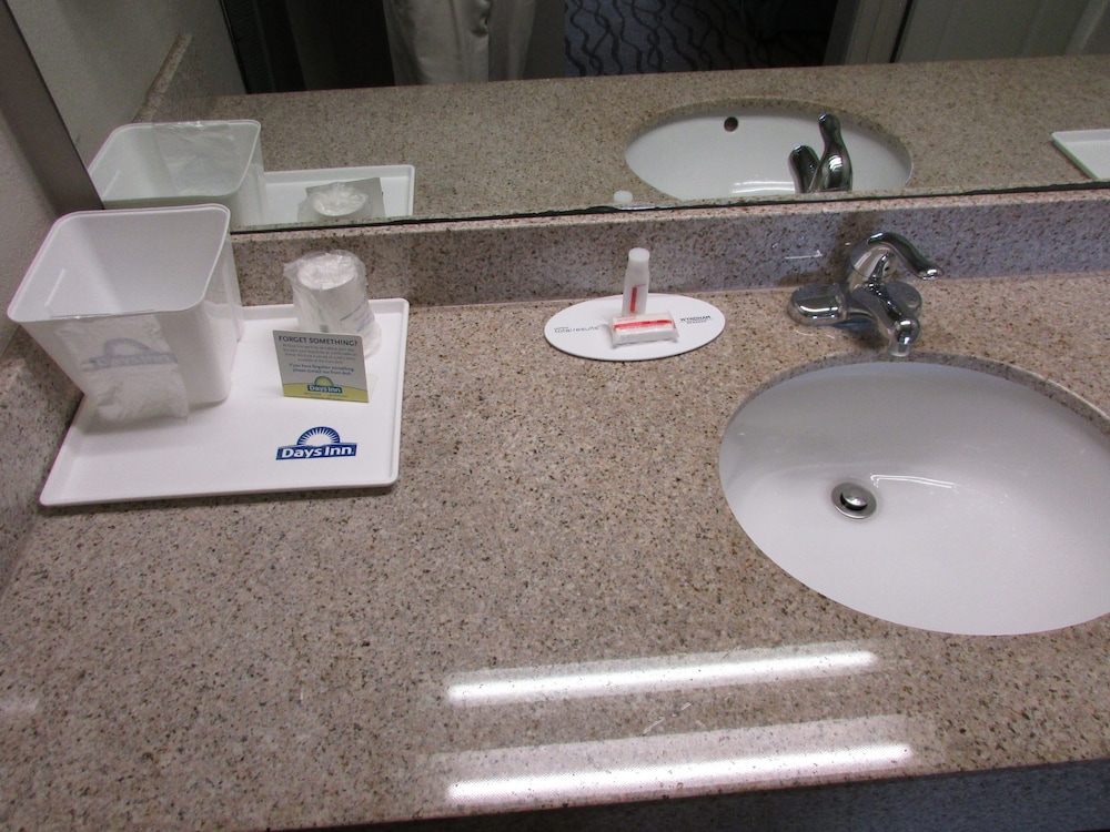 Days Inn & Suites by Wyndham Fort Valley - photo 12