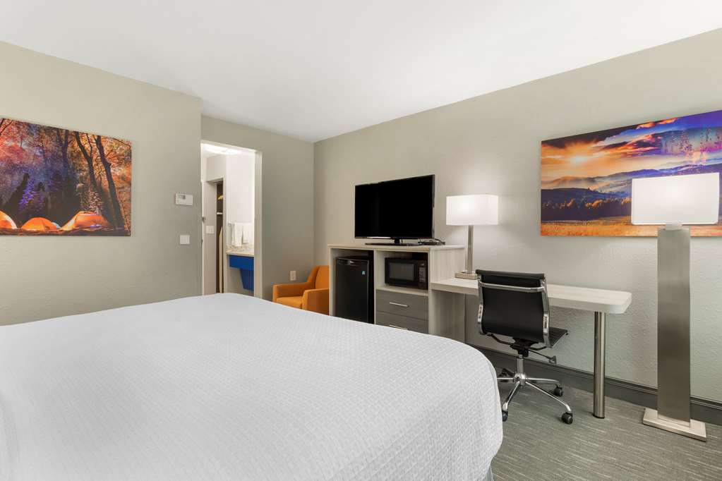 Best Western Plus Magnolia Inn Suites - photo 33