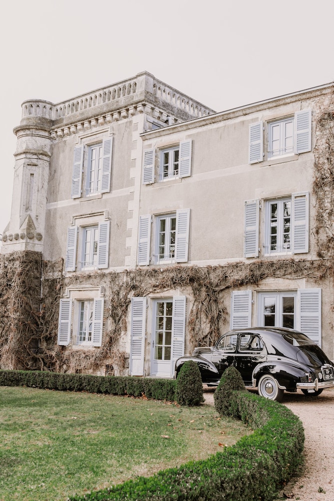 Chateau du Serpolet — 4-Star Luxury Hotel in Pont-Du-Chateau, France