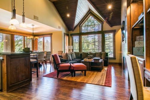 Village Walk Private Hot Tub HOA Amenities Pet Friendly Walk to Lifts in Truckee, United States