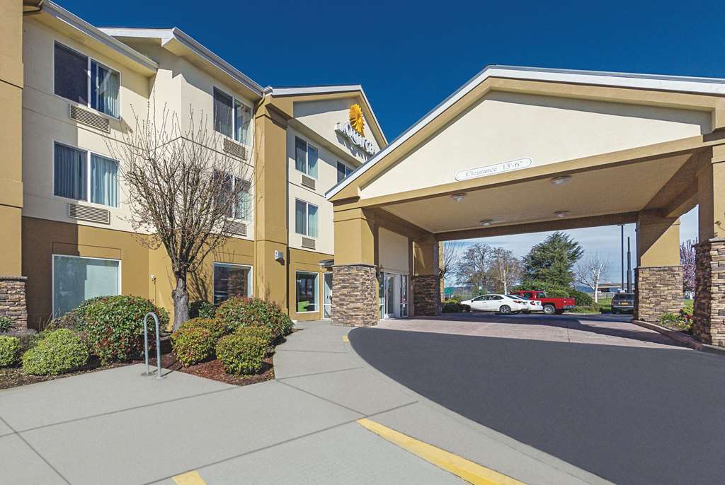 La Quinta Inn & Suites by Wyndham Central Point Medford - photo 5