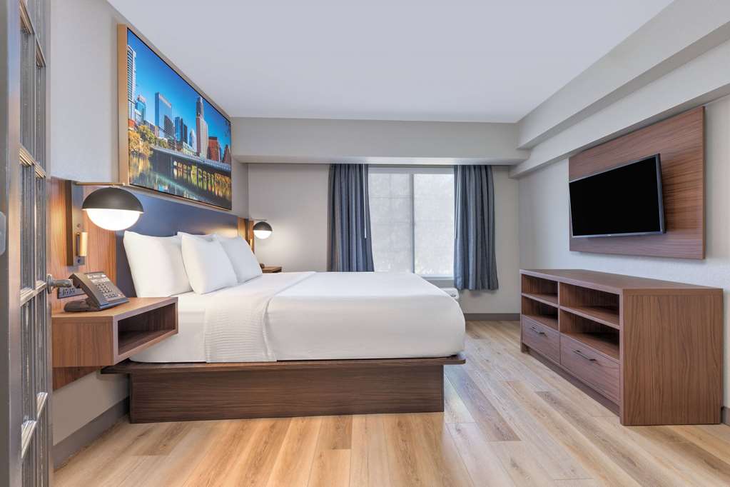 La Quinta Inn & Suites by Wyndham Dallas DFW Airport North - photo 36