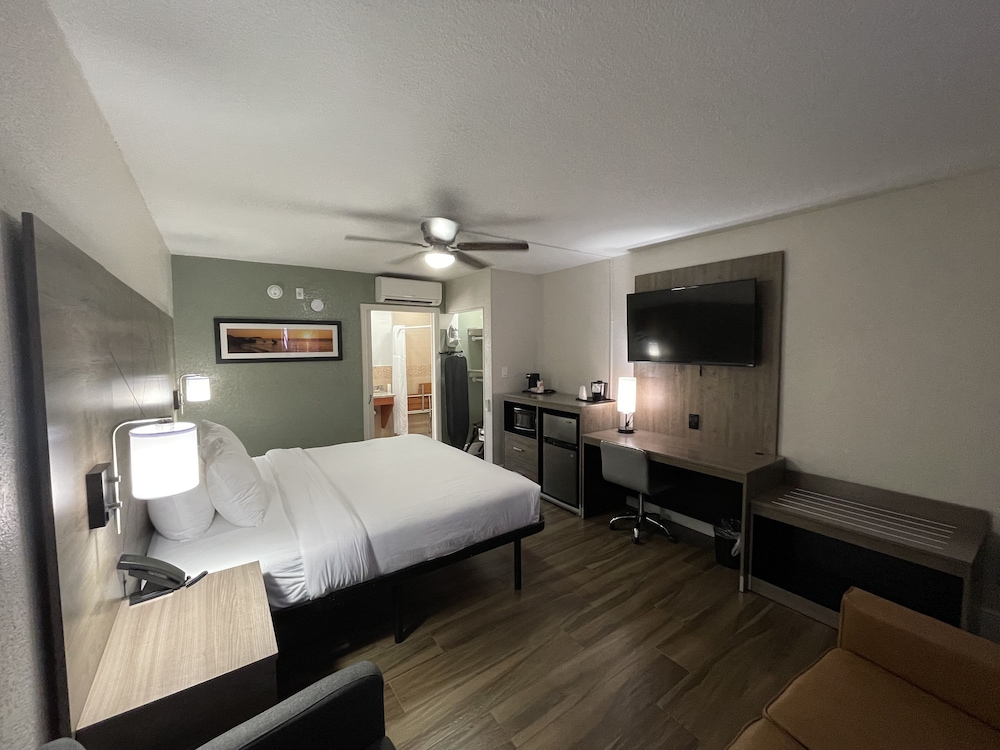 Quality Inn & Suites Airport Cruise Port Hollywood - photo 10