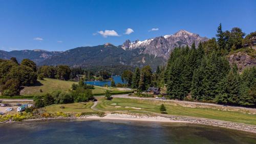 Casa en Llao Llao con vista al lago y campo de golf — 4-Star Luxury Hotel in San Carlos De Bariloche, Argentina