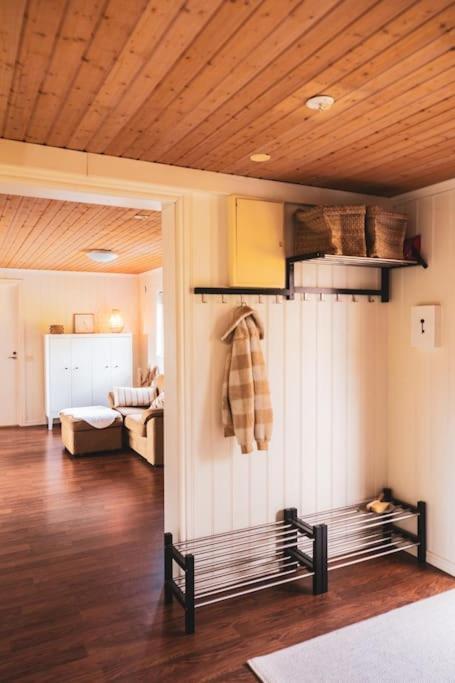 Långrösta; Ruime blokhut grenzend aan bos in Hagfors, Sweden