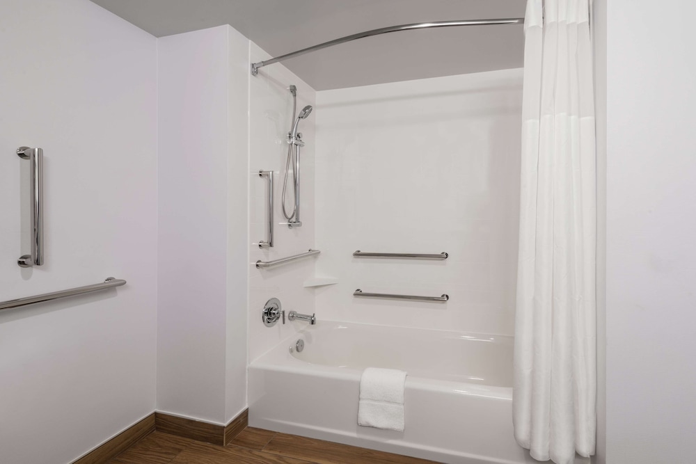 Hampton Inn & Suites Fort Wayne Downtown - photo 28