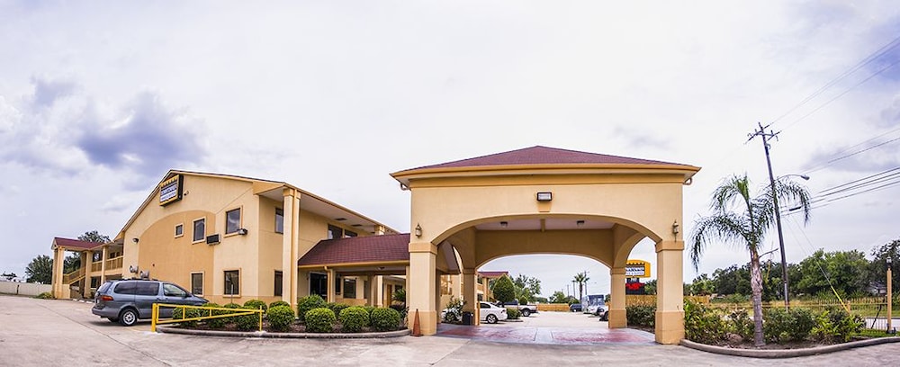 Downtowner Inn and Suites Hobby — hotel near William P. Hobby Airport