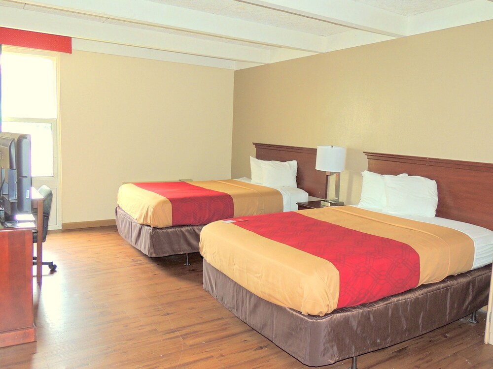Econo Lodge Wickliffe Cleveland East - photo 8