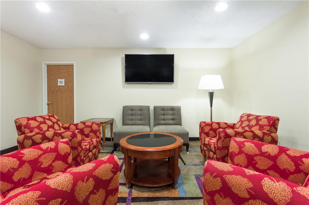 Days Inn & Suites by Wyndham Bloomington Normal IL - photo 8