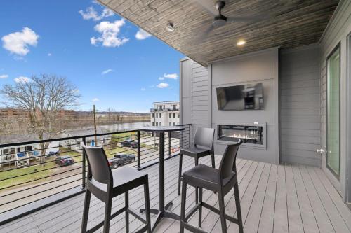 Sleek Multi Level Stay Rooftop Views & Pool Table — 4-Star Luxury Hotel in Nashville, United States