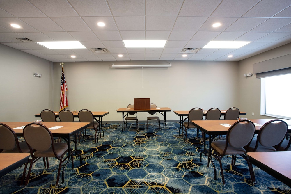Hampton Inn Watertown - photo 23