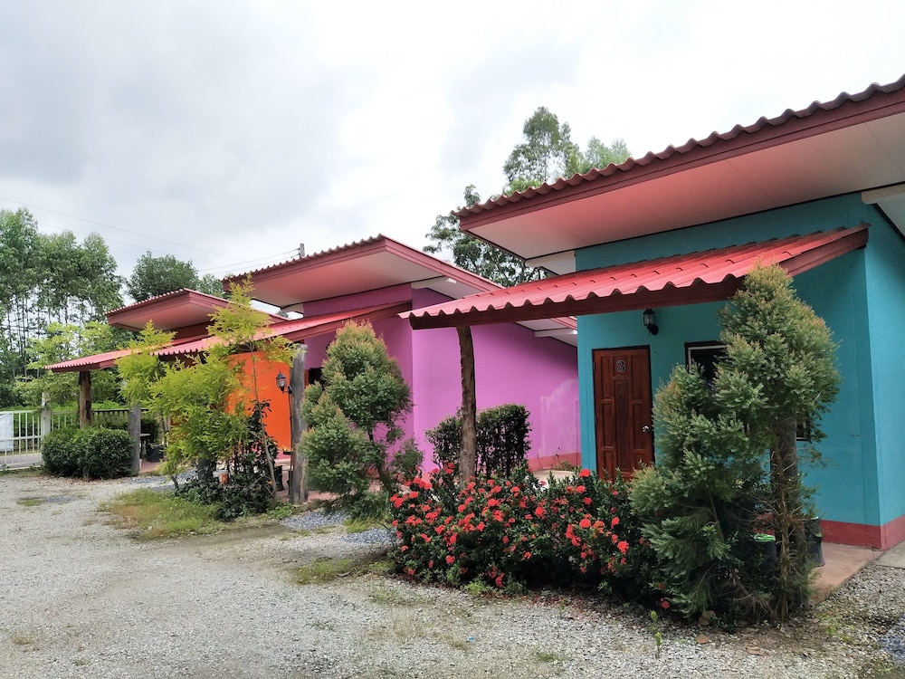 Douangjinda Resort in Si Maha Phot, Thailand