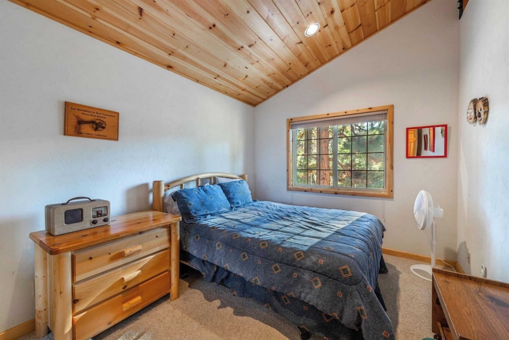 Wolf's Lair by Avantstay Swiss Chalet w Private Hot Tub & Access to Northstar Resort Community - photo 13