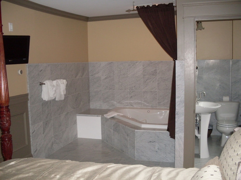 Bellevue Manor - photo 14