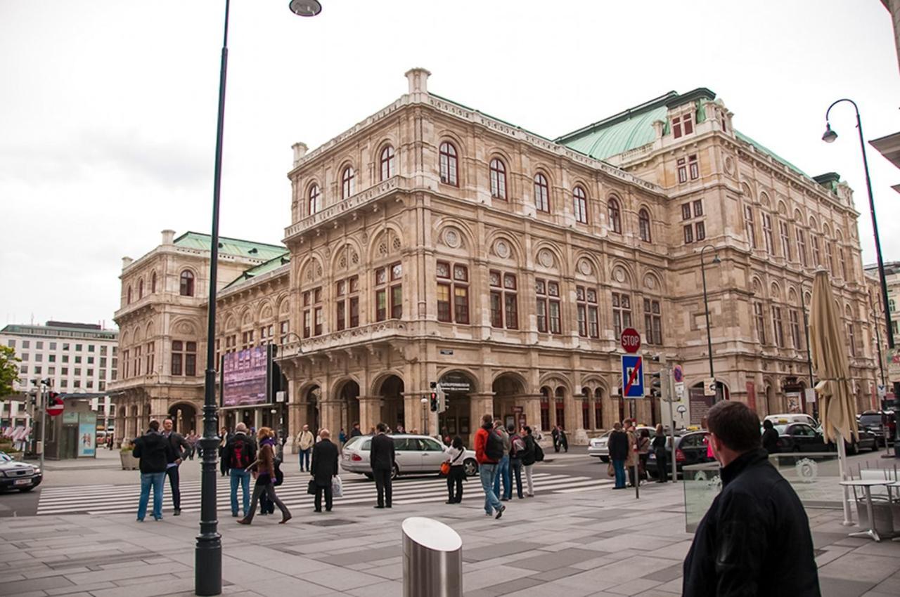 Opera Am Operneck Self Check In — Vienna