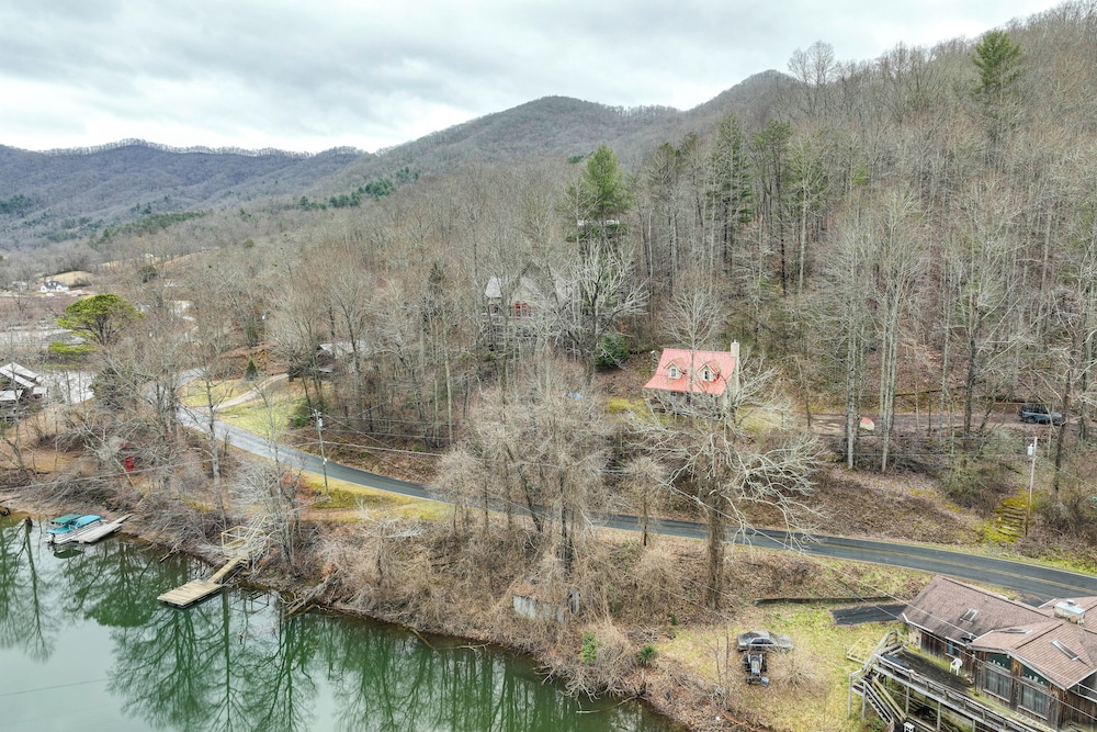 Santeetlah Lake Retreat w Dock: Walk to Water — hotel in Robbinsville