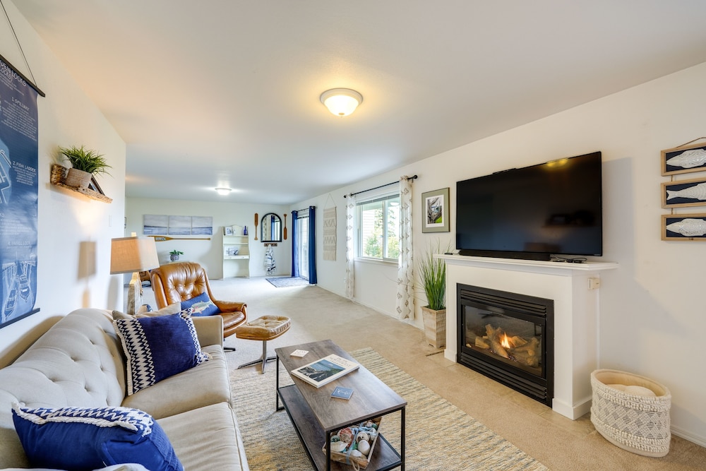 Coastal Haven w Hot Tub & San Juan Island Views