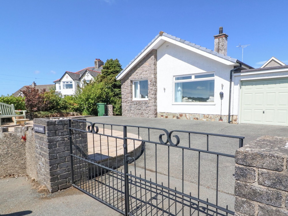 Llwyn Eithin - carbon neutral hotel in Benllech