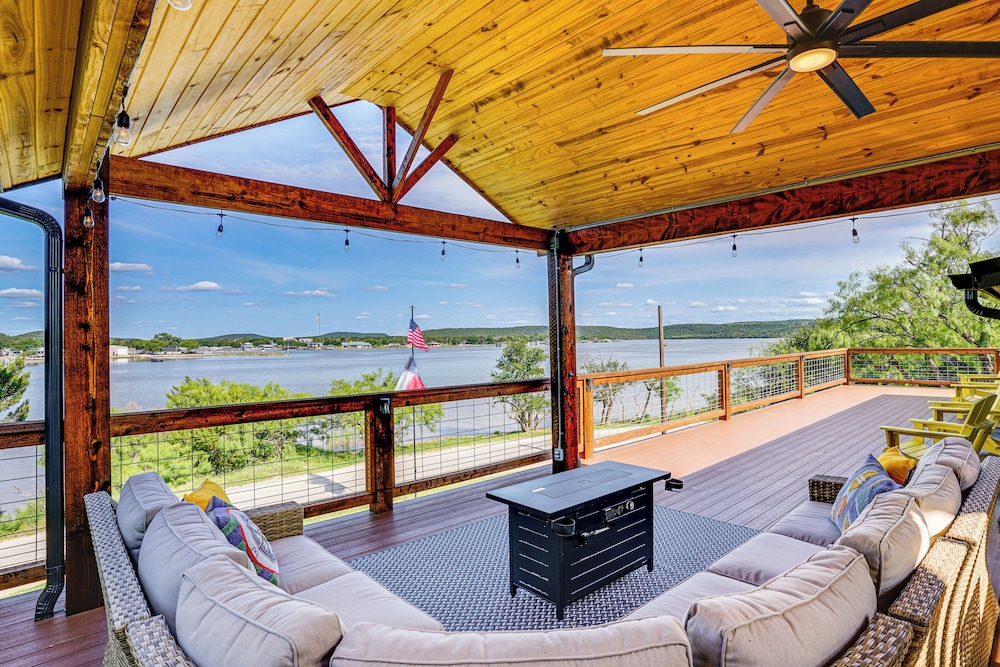 Lake View Huge Deck: Cozy Possum Kingdom Retreat in Graham, United States
