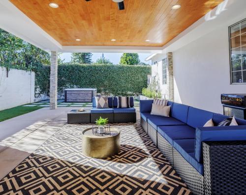 New 5 bed w hot tub close to Universal sleeps 12 in Los Angeles, United States