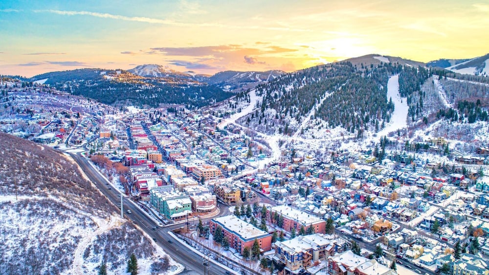 Best Location Steps to Main St Free City Bus to Deer Valley PC Resort Expansive 4 Bedroom Penthouse with Hot Tub BBQ PRH 685 by KBM Resorts - photo 34