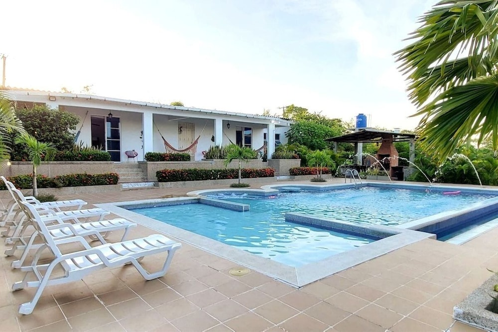 Extraordinaria Casa Finca Piscina AA — 4-Star Luxury Hotel in Sabanalarga, Colombia